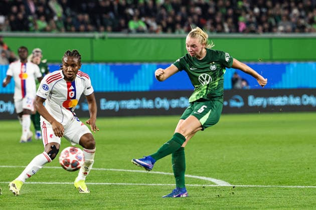 Ella Peddemors (VfL Wolfsburg,5) gegen Melchie Dumornay (OL Lyonnes Lyon,6) - Viertelfinale Champions League der Frauen Saison 2025-2026 VfL Wolfsburg vs. OL Lyonnes Lyon in der Volkswagen Arena in Wolfsburg - Aktion,Fußball,Frau,Frauen,Damen,Deutschland,24.03.2026
