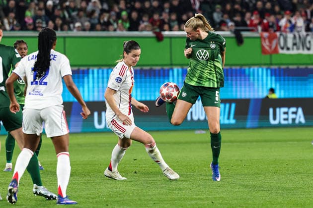 Ella Peddemors (VfL Wolfsburg,5) gegen Damaris Egurrola (OL Lyonnes Lyon,13) - Viertelfinale Champions League der Frauen Saison 2025-2026 VfL Wolfsburg vs. OL Lyonnes Lyon in der Volkswagen Arena in Wolfsburg - Aktion,Fußball,Frau,Frauen,Damen,Deutschland,24.03.2026