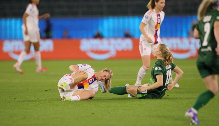 Foto : Lindsey HEAPS (Lyon) kommt zu Fall gegen Justine KIELLAND (Wolfsburg) Fussball Championsleague der Frauen am Di. 24.03.2026 Viertelfinale VfL Wolfsburg - Olympique Lyon