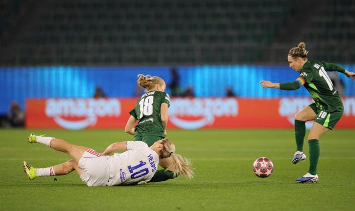 Foto : Lindsey HEAPS (Lyon) kommt zu Fall gegen Justine KIELLAND und rechts ... Svenja HUTH (beide Wolfsburg) Fussball Championsleague der Frauen am Di. 24.03.2026 Viertelfinale VfL Wolfsburg - Olympique Lyon
