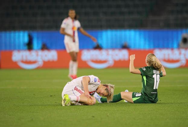 Foto : Lindsey HEAPS (Lyon) kommt zu Fall gegen Justine KIELLAND (Wolfsburg) Fussball Championsleague der Frauen am Di. 24.03.2026 Viertelfinale VfL Wolfsburg - Olympique Lyon