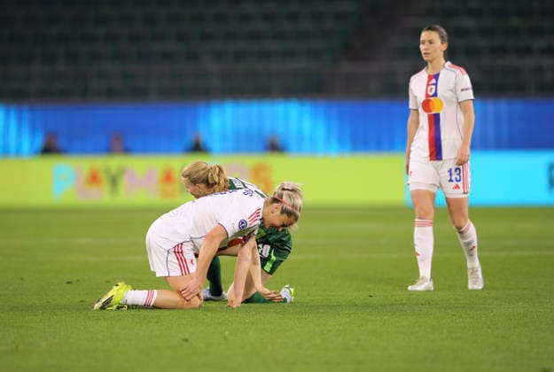 Foto : Lindsey HEAPS (Lyon) kommt zu Fall gegen Justine KIELLAND (Wolfsburg) Fussball Championsleague der Frauen am Di. 24.03.2026 Viertelfinale VfL Wolfsburg - Olympique Lyon
