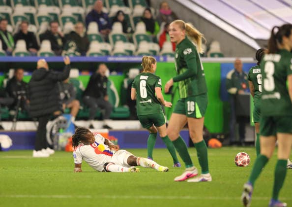 Foto : am Boden zerstört ist .... Melchie DUMORNAY (Lyon) Fussball Championsleague der Frauen am Di. 24.03.2026 Viertelfinale VfL Wolfsburg - Olympique Lyon