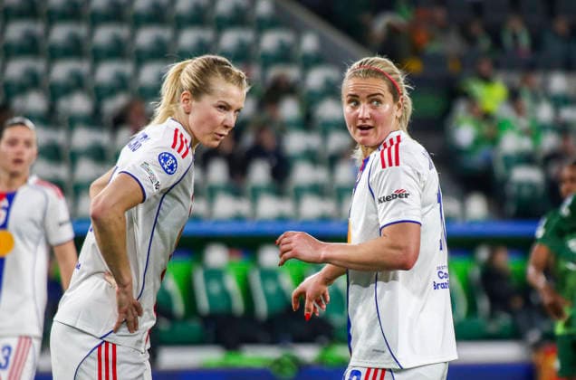 Deutschland: Fussball UEFA Women™s Champions League 2025 2026, Viertelfinale VfL Wolfsburg vs OL Lyonnes Volkswagen Arena (Wolfsburg): Lindsey Heaps (OL Lyonnes, 10) Ada Hegerberg (OL Lyonnes, 14) Wolfsburg Copyright: xAymanxAlahmedx