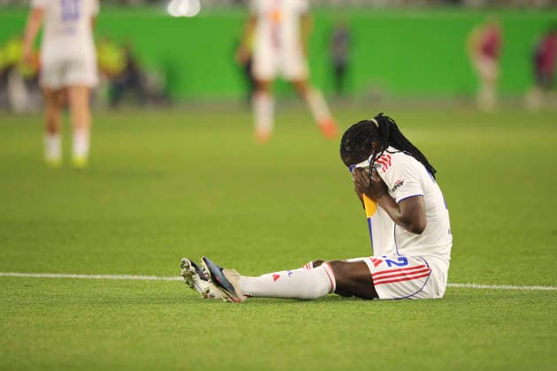 Foto : Verlierer am Boden , Tabitha CHAWINGA (Lyon) Fussball Championsleague der Frauen am Di. 24.03.2026 Viertelfinale VfL Wolfsburg - Olympique Lyon