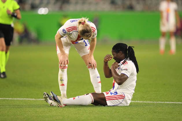 Foto : Verlierer am Boden , Tabitha CHAWINGA (Lyon) und links ... hilft Ada HEGERBERG (Lyon) Fussball Championsleague der Frauen am Di. 24.03.2026 Viertelfinale VfL Wolfsburg - Olympique Lyon
