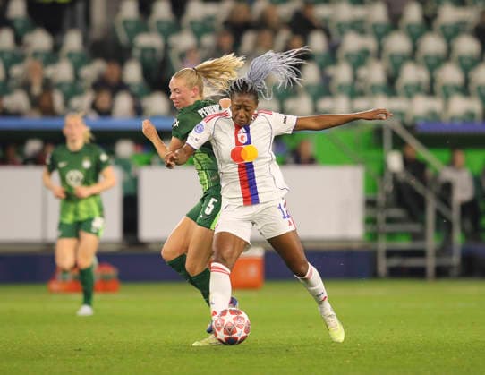 Foto : Ella PEDDEMORS (Wolfsburg) gegen Kadidiatou DIANI (Lyon , rechts) Fussball Championsleague der Frauen am Di. 24.03.2026 Viertelfinale VfL Wolfsburg - Olympique Lyon