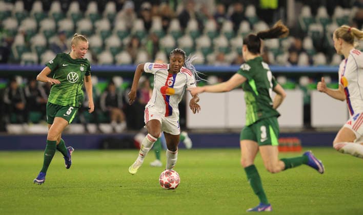 Foto : Ella PEDDEMORS (Wolfsburg) gegen Kadidiatou DIANI (Lyon , rechts) Fussball Championsleague der Frauen am Di. 24.03.2026 Viertelfinale VfL Wolfsburg - Olympique Lyon