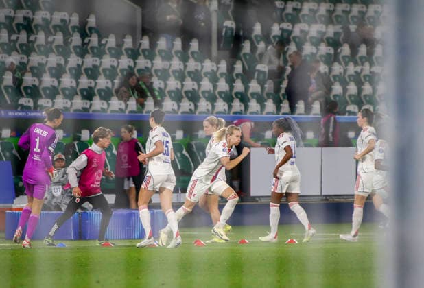 Deutschland: Fussball UEFA Women™s Champions League 2025 2026, Viertelfinale VfL Wolfsburg vs OL Lyonnes Volkswagen Arena (Wolfsburg): Mannschaftsfoto, Totale OL Lyonnes Wolfsburg Copyright: xAymanxAlahmedx