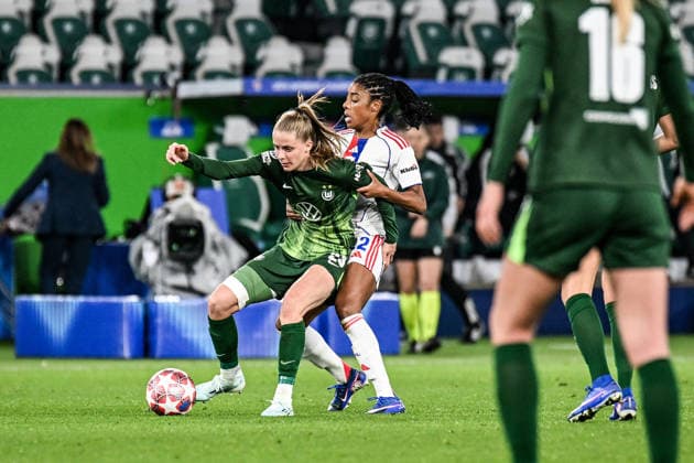 Fußball I Frauen I Saison 2025-2026 I Champions League I Viertelfinale I VfL Wolfsburg - OL Lyonnes I 24.03.2026 Zweikampf Vivien Endemann (25, VfL Wolfsburg) wird von Ashley Lawrence (12, OL Lyonnes) gehalten Wolfsburg Volkswagen Arena Niedersachsen Deutschland Copyright: xLobeca InesxHähnelx