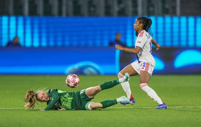 iGER, Wolfsburg, VfL Wolfsburg vs Olympique Lyon, Women s Champions League, Fussball, UEFA, Spielzeit 2025 2026, AOK Arena, Viertelfinale, Hinspiel im Bild v.l.: Vivien Endemann (VfL Wolfsburg Frauen 25), Ashley Lawrence (Olympique Lyon Frauen 12) DFB DFL REGULATIONS PROHIBIT ANY USE OF PHOTOGRAPHS AS IMAGE SEQUENCES AND OR QUASI-VIDEO, 24.03.2026 Copyright: HMBxMedia HendrikxHamelau