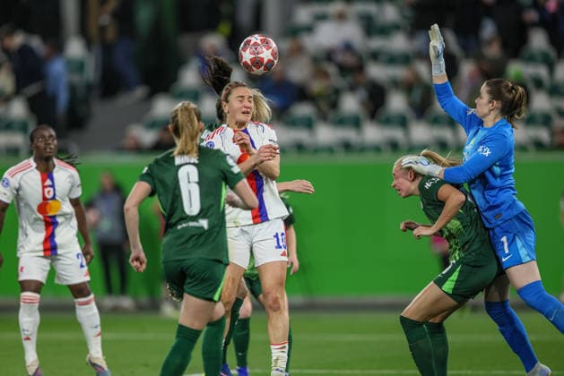 GER, Wolfsburg, VfL Wolfsburg vs Olympique Lyon, Women s Champions League, Fussball, UEFA, Spielzeit 2025 2026, AOK Arena, Viertelfinale, Hinspiel im Bild v.l.: Lindsey Heaps (Olympique Lyon Frauen 10), Ella Peddemors (VfL Wolfsburg Frauen 5), Stina Johannes (VfL Wolfsburg Frauen 1), Strafraumszene DFB DFL REGULATIONS PROHIBIT ANY USE OF PHOTOGRAPHS AS IMAGE SEQUENCES AND OR QUASI-VIDEO, 24.03.2026 Copyright: HMBxMedia HendrikxHamelau