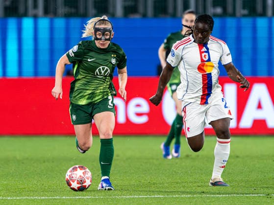 Thea Bjelde (VfL Wolfsburg, 02) im Laufduell gegen Tabitha Chawinga (OL Lyonnes, 22) VfL Wolfsburg vs. Olympique Lyon, Fussball, Frauen UEFA Champions League, Viertelfinale, Saison 2025 2026, 24.03.2026 VfL Wolfsburg vs. Olympique Lyon, Fussball, Frauen UEFA Champions League, Viertelfinale, Saison 2025 2026, 24.03.2026 Wolfsburg Copyright: xEibner-Pressefoto DamianxKruczynx EP_DKI