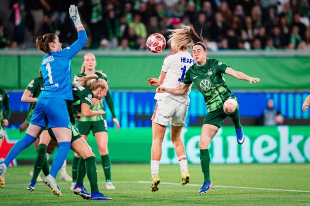 UWCL: VfL Wolfsburg vs. OL Lyonnes, 24.03.2026 Lindsey Heaps (OL Lyon, 10) mit dem Kopfball, daneben Stina Johannes (VfL Wolfsburg, 1) und Caitlin Dijkstra (VfL Wolfsburg, 3); UEFA Women s Champions League, Viertelfinale, Hinspiel: VfL Wolfsburg vs. OL Lyonnes am 24.03.2026 in der Volkswagen Arena, Wolfsburg DFB DFL REGULATIONS PROHIBIT ANY USE OF PHOTOGRAPHS AS IMAGE SEQUENCES AND OR QUASI-VIDEO. Copyright: xBEAUTIFULxSPORTS Tonhäuserx