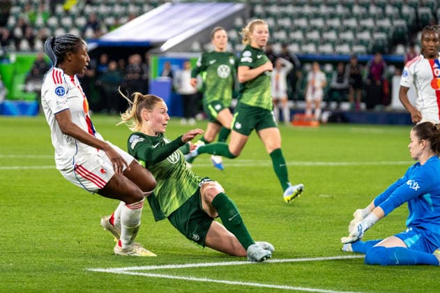 Deutschland, Fussball, UEFA, Womens Champions League, Viertelfinale, Hinspiel 2025 2026: VfL Wolfsburg - OL Lyonnes am 24.03. in Wolfsburg (Volkswagen Arena): Kadidiatou Diani (OL Lyonnes 11) Sarai Linder (VfL Wolfsburg 39) Stina Johannes (VfL Wolfsburg 1) Copyright: xSvenxHeidmannx