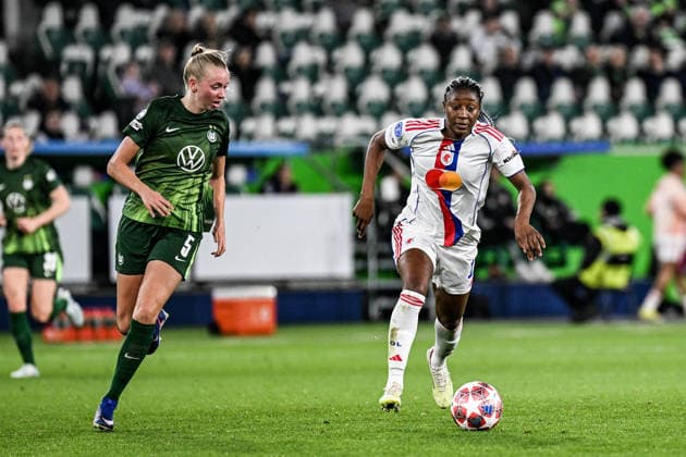 Fußball I Frauen I Saison 2025-2026 I Champions League I Viertelfinale I VfL Wolfsburg - OL Lyonnes I 24.03.2026 Zweikampf Ella Peddemors (5, VfL Wolfsburg) und Kadidatou Diani (11, OL Lyonnes) Wolfsburg Volkswagen Arena Niedersachsen Deutschland Copyright: xLobeca InesxHähnelx