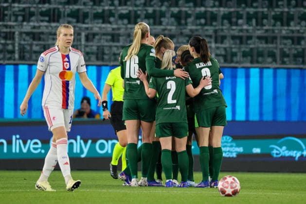 Wolfsburg, Deutschland: 24. März 2026 - UEFA Women™s Champions League - Viertelfinale Hinrunde - VfL Wolfsburg Frauen vs. OL Lyonnes Im Bild: Torschützin Lineth Beerensteyn (VfL), verdeckt im Bild, macht das Tor zum 1:0 für Wolfsburg und jubelt mit ihren Mannschaftskolleginnen Copyright: HMBxMedia MadeleinexFantini