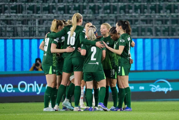 Wolfsburg, Deutschland: 24. März 2026 - UEFA Women™s Champions League - Viertelfinale Hinrunde - VfL Wolfsburg Frauen vs. OL Lyonnes Im Bild: Torschützin Lineth Beerensteyn (VfL), von rechts die Zweite im Bild, macht das Tor zum 1:0 für Wolfsburg und jubelt mit ihren Mannschaftskolleginnen Copyright: HMBxMedia MadeleinexFantini