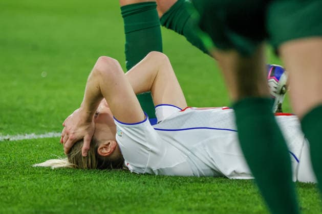 Wolfsburg, Deutschland: 24. März 2026 - UEFA Women™s Champions League - Viertelfinale Hinrunde - VfL Wolfsburg Frauen vs. OL Lyonnes Im Bild: Ada Hegerberg (OL Lyonnes) schlägt sich enttäuscht die Hände über dem Kopf zusammen Copyright: HMBxMedia MadeleinexFantini