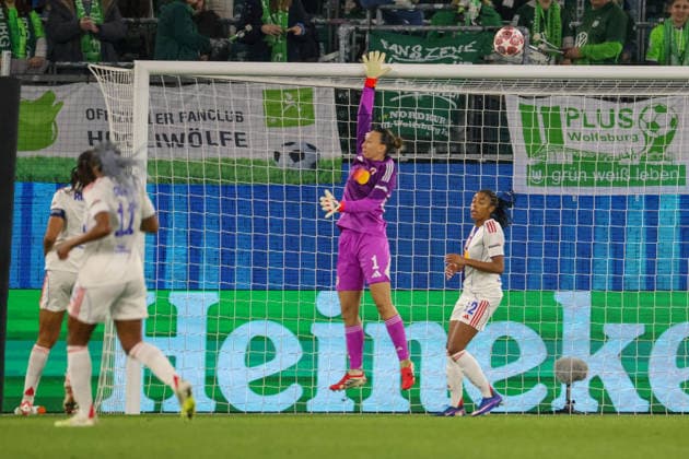 Wolfsburg, Deutschland: 24. März 2026 - UEFA Women™s Champions League - Viertelfinale Hinrunde - VfL Wolfsburg Frauen vs. OL Lyonnes Im Bild: Torhüterin Christine Endler (OL Lyonnes) kann gerade noch ein Tor für Wolfsburg verhindern Copyright: HMBxMedia MadeleinexFantini