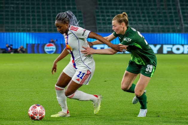 Wolfsburg, Deutschland: 24. März 2026 - UEFA Women™s Champions League - Viertelfinale Hinrunde - VfL Wolfsburg Frauen vs. OL Lyonnes Im Bild: v.li. im Zweikampf Kandidatou Diani (OL Lyonnes) und Sarai Linder (VfL) Copyright: HMBxMedia MadeleinexFantini