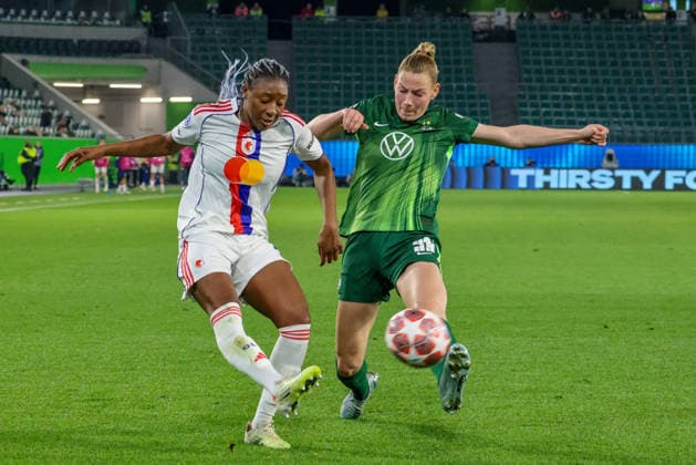 Wolfsburg, Deutschland: 24. März 2026 - UEFA Women™s Champions League - Viertelfinale Hinrunde - VfL Wolfsburg Frauen vs. OL Lyonnes Im Bild: v.li. im Zweikampf Kandidatou Diani (OL Lyonnes) und Sarai Linder (VfL) Copyright: HMBxMedia MadeleinexFantini