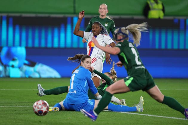VfL vs. Lyon, CL Frauen, Wolfsburg, 24.03.2026, Fußball, Frauen, VfL Wolfsburg vs. Olympique Lyon, Champions League, Viertelfinale, Saison 2025 2026, Torfrau Stina Johannes (VfL Wolfsburg), Kadidiatou Diani (Lyon) AOK Stadion Niedersachsen Deutschland