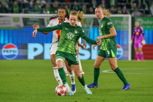 Wolfsburg, Deutschland: 24. März 2026 - UEFA Women™s Champions League - Viertelfinale Hinrunde - VfL Wolfsburg Frauen vs. OL Lyonnes Im Bild: v.li. im Zweikampf Ashley Lawrence (OL Lyonnes), Vivien Endemann (VfL) und Ella Peddemors (VfL) Copyright: HMBxMedia MadeleinexFantini