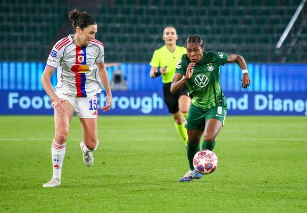 Deutschland: Fussball UEFA Women™s Champions League 2025 2026, Viertelfinale VfL Wolfsburg vs OL Lyonnes Volkswagen Arena (Wolfsburg): Lineth Beerensteyn (VfL Wolfsburg Frauen, 9) Ingrid Engen (OL Lyonnes, 15) Wolfsburg Copyright: xAymanxAlahmedx