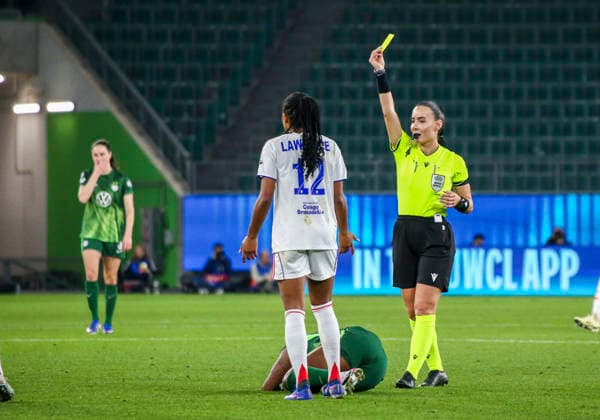 Deutschland: Fussball UEFA Women™s Champions League 2025 2026, Viertelfinale VfL Wolfsburg vs OL Lyonnes Volkswagen Arena (Wolfsburg): Gelbe Karte für Spieler Ashley Lawrence (OL Lyonnes, 12) Schiedsrichter Emanuela Rusta Wolfsburg Copyright: xAymanxAlahmedx
