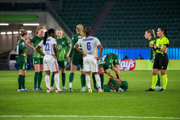 Deutschland: Fussball UEFA Women™s Champions League 2025 2026, Viertelfinale VfL Wolfsburg vs OL Lyonnes Volkswagen Arena (Wolfsburg): Lineth Beerensteyn (VfL Wolfsburg Frauen, 9) Camilla Küver Camilla Kuver (VfL Wolfsburg Frauen, 16) Svenja Huth (VfL Wolfsburg Frauen, 10) Melchie Dumornay (OL Lyonnes, 6) Tabitha Chawinga (OL Lyonnes, 22) SchiedsrichterEmanuela Rusta Wolfsburg Copyright: xAymanxAlahmedx