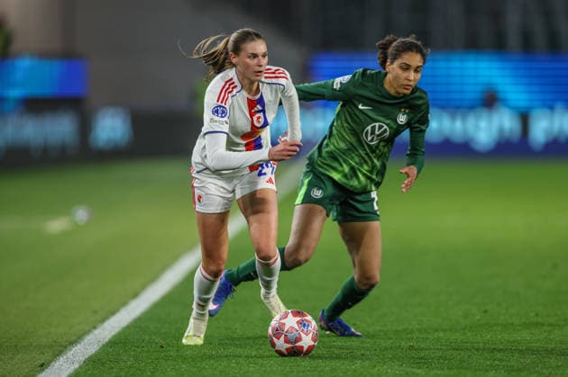 GER, Wolfsburg, VfL Wolfsburg vs Olympique Lyon, Women s Champions League, Fussball, UEFA, Spielzeit 2025 2026, AOK Arena, Viertelfinale, Hinspiel im Bild v.l.: Jule Brand (Olympique Lyon Frauen 29), Cora Zicai (VfL Wolfsburg Frauen 28), Zweikampf DFB DFL REGULATIONS PROHIBIT ANY USE OF PHOTOGRAPHS AS IMAGE SEQUENCES AND OR QUASI-VIDEO, 24.03.2026 Copyright: HMBxMedia HendrikxHamelau