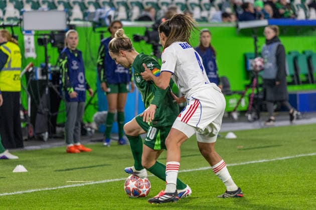 Deutschland: Fussball UEFA Women™s Champions League 2025 2026, Viertelfinale VfL Wolfsburg vs OL Lyonnes Volkswagen Arena (Wolfsburg): Huth Svenja (VfL Wolfsburg, 10) im Zweikampf gegen Bacha Selma (OL Lyonnes, 4) Copyright: xMichellexLukax