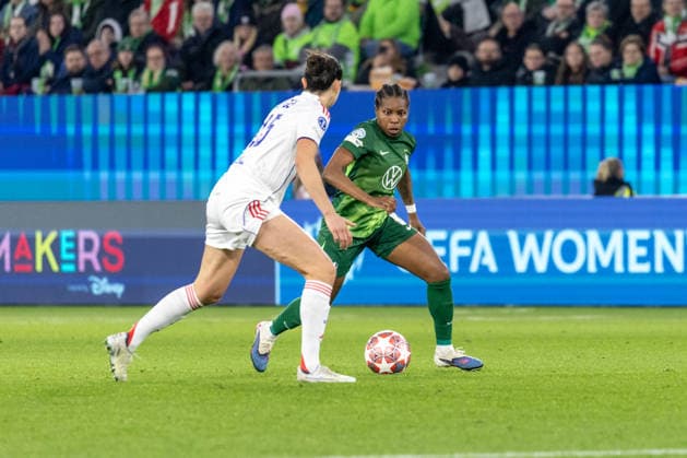 Deutschland: Fussball UEFA Women™s Champions League 2025 2026, Viertelfinale VfL Wolfsburg vs OL Lyonnes Volkswagen Arena (Wolfsburg): Engen Ingrid (OL Lyonnes, 15) im Zweikampf gegen Beerensteyn Lineth (VfL Wolfsburg, 9) Copyright: xMichellexLukax