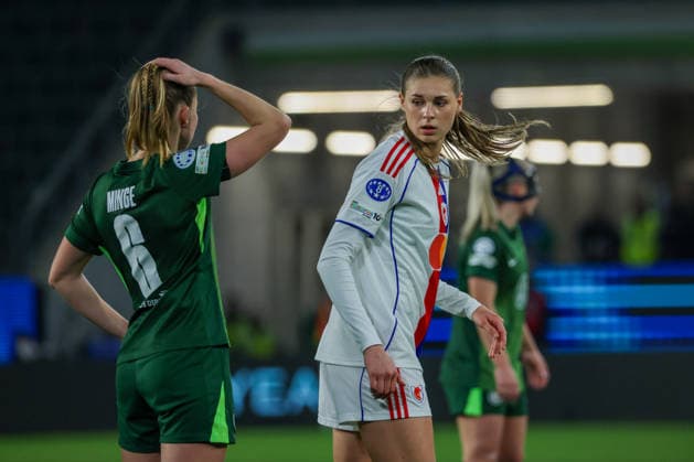 Wolfsburg, Deutschland: 24. März 2026 - UEFA Women™s Champions League - Viertelfinale Hinrunde - VfL Wolfsburg Frauen vs. OL Lyonnes Im Bild: ehemalige Spielerin vom VfL Wolfsburg und jetzige Spielerin beim OL Lyonnes Jule Brand (OL Lyonnes) beim Champions League Spiel in Wolfsburg Copyright: HMBxMedia MadeleinexFantini