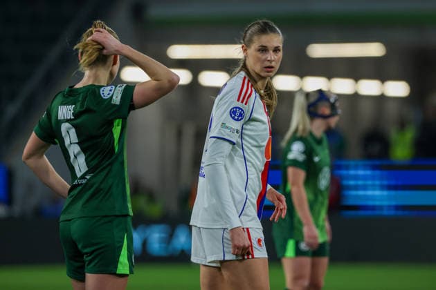 Wolfsburg, Deutschland: 24. März 2026 - UEFA Women™s Champions League - Viertelfinale Hinrunde - VfL Wolfsburg Frauen vs. OL Lyonnes Im Bild: ehemalige Spielerin vom VfL Wolfsburg und jetzige Spielerin beim OL Lyonnes Jule Brand (OL Lyonnes) beim Champions League Spiel in Wolfsburg Copyright: HMBxMedia MadeleinexFantini