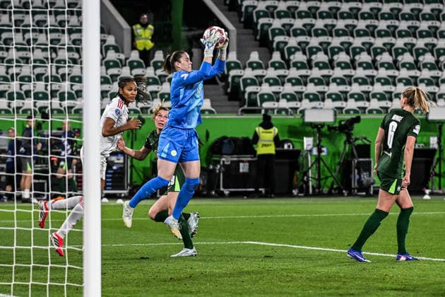 Fußball I Frauen I Saison 2025-2026 I Champions League I Viertelfinale I VfL Wolfsburg - OL Lyonnes I 24.03.2026 Parade von Stina Johannes (1, VfL Wolfsburg), die den Ball in der Luft fängt Wolfsburg Volkswagen Arena Niedersachsen Deutschland Copyright: xLobeca InesxHähnelx