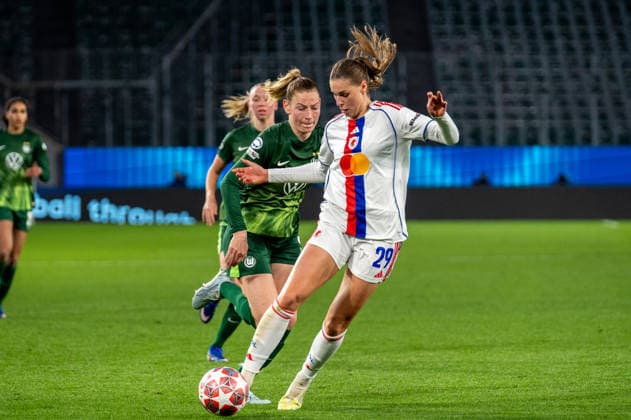 Deutschland, Fussball, UEFA, Womens Champions League, Viertelfinale, Hinspiel 2025 2026: VfL Wolfsburg - OL Lyonnes am 24.03. in Wolfsburg (Volkswagen Arena): Jule Brand (OL Lyonnes 29) Sarai Linder (VfL Wolfsburg 39) Copyright: xSvenxHeidmannx