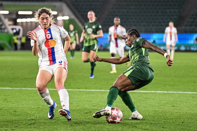 Fußball I Frauen I Saison 2025-2026 I Champions League I Viertelfinale I VfL Wolfsburg - OL Lyonnes I 24.03.2026 Zweikampf Korbin Shrader (8, OL Lyonnes) und Lineth Beerensteyn (9, VfL Wolfsburg) Wolfsburg Volkswagen Arena Niedersachsen Deutschland Copyright: xLobeca InesxHähnelx