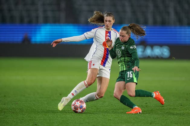GER, Wolfsburg, VfL Wolfsburg vs Olympique Lyon, Women s Champions League, Fussball, UEFA, Spielzeit 2025 2026, AOK Arena, Viertelfinale, Hinspiel im Bild v.l.: Jule Brand (Olympique Lyon Frauen 29), Janou Levels (VfL Wolfsburg Frauen 15), Zweikampf DFB DFL REGULATIONS PROHIBIT ANY USE OF PHOTOGRAPHS AS IMAGE SEQUENCES AND OR QUASI-VIDEO, 24.03.2026 Copyright: HMBxMedia HendrikxHamelau