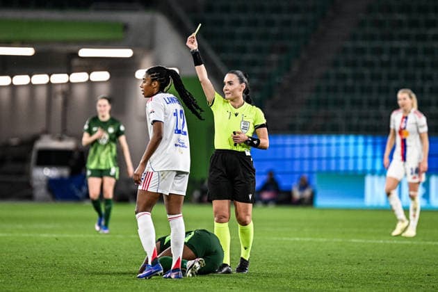 Fußball I Frauen I Saison 2025-2026 I Champions League I Viertelfinale I VfL Wolfsburg - OL Lyonnes I 24.03.2026 Ashley Lawrence (12, OL Lyonnes) sieht von Schiedsrichterin Emanuela Rusta (UEFA, Alb.) die gelbe Karte nach dem Foul an Lineth Beerensteyn (9, VfL Wolfsburg), die am Boden liegt Wolfsburg Volkswagen Arena Niedersachsen Deutschland Copyright: xLobeca InesxHähnelx