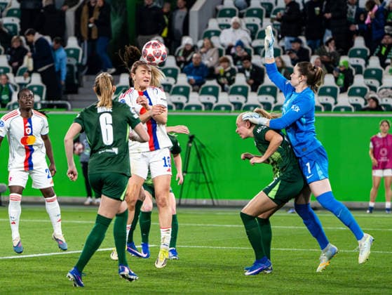 Lindsey Heaps (OL Lyonnes, 10) beim Kopfball gegen Janina Minge (VfL Wolfsburg, 06) und Stina Johannes (VfL Wolfsburg, 01) VfL Wolfsburg vs. Olympique Lyon, Fussball, Frauen UEFA Champions League, Viertelfinale, Saison 2025 2026, 24.03.2026 VfL Wolfsburg vs. Olympique Lyon, Fussball, Frauen UEFA Champions League, Viertelfinale, Saison 2025 2026, 24.03.2026 Wolfsburg Copyright: xEibner-Pressefoto DamianxKruczynx EP_DKI