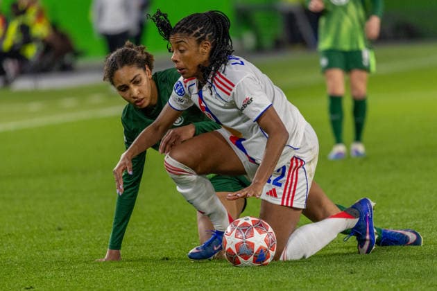 Deutschland: Fussball UEFA Women™s Champions League 2025 2026, Viertelfinale VfL Wolfsburg vs OL Lyonnes Volkswagen Arena (Wolfsburg): Zicai Cora (VfL Wolfsburg, 28) im Zweikampf gegen Lawrence Ashley (OL Lyonnes, 12) Copyright: xMichellexLukax