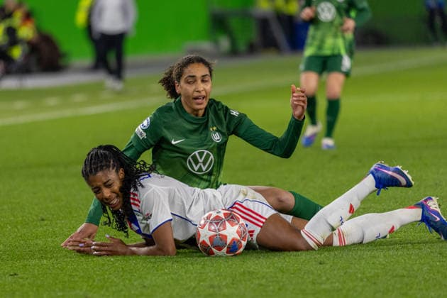 Deutschland: Fussball UEFA Women™s Champions League 2025 2026, Viertelfinale VfL Wolfsburg vs OL Lyonnes Volkswagen Arena (Wolfsburg): Zicai Cora (VfL Wolfsburg, 28) im Zweikampf gegen Lawrence Ashley (OL Lyonnes, 12) Copyright: xMichellexLukax
