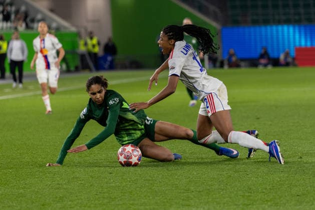 Deutschland: Fussball UEFA Women™s Champions League 2025 2026, Viertelfinale VfL Wolfsburg vs OL Lyonnes Volkswagen Arena (Wolfsburg): Zicai Cora (VfL Wolfsburg, 28) im Zweikampf gegen Lawrence Ashley (OL Lyonnes, 12) Copyright: xMichellexLukax