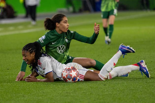 Deutschland: Fussball UEFA Women™s Champions League 2025 2026, Viertelfinale VfL Wolfsburg vs OL Lyonnes Volkswagen Arena (Wolfsburg): Zicai Cora (VfL Wolfsburg, 28) im Zweikampf gegen Lawrence Ashley (OL Lyonnes, 12) Copyright: xMichellexLukax
