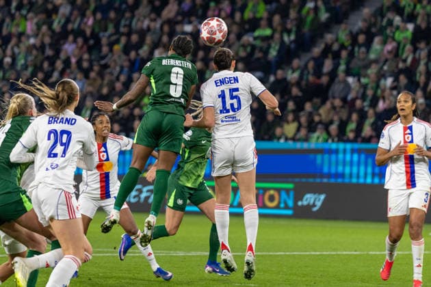Deutschland: Fussball UEFA Women™s Champions League 2025 2026, Viertelfinale VfL Wolfsburg vs OL Lyonnes Volkswagen Arena (Wolfsburg): Beerensteyn Lineth (VfL Wolfsburg, 9) im Kopfball Duell gegen Engen Ingrid (OL Lyonnes, 15) Copyright: xMichellexLukax