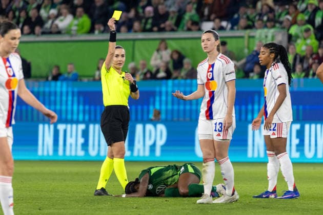 Deutschland: Fussball UEFA Women™s Champions League 2025 2026, Viertelfinale VfL Wolfsburg vs OL Lyonnes Volkswagen Arena (Wolfsburg): Rusta Emanuela (Schiedsrichterin) mit Gelber Karte für Egurrola Damaris (OL Lyonnes, 13) Copyright: xMichellexLukax