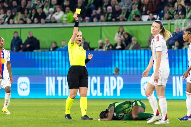 Deutschland: Fussball UEFA Women™s Champions League 2025 2026, Viertelfinale VfL Wolfsburg vs OL Lyonnes Volkswagen Arena (Wolfsburg): Rusta Emanuela (Schiedsrichterin) mit Gelber Karte für Egurrola Damaris (OL Lyonnes, 13) Copyright: xMichellexLukax