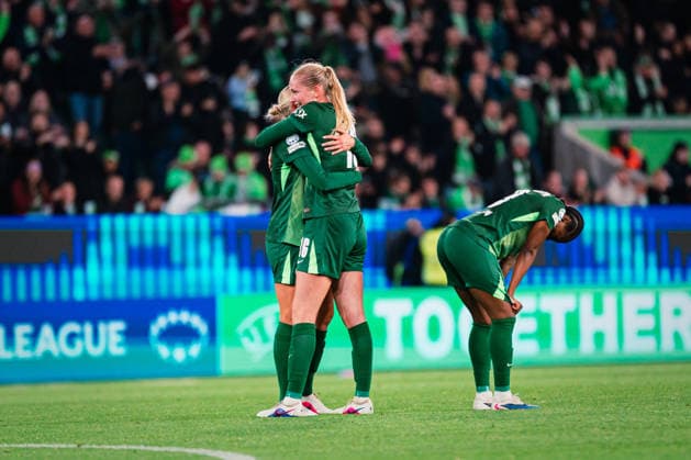 UWCL: VfL Wolfsburg vs. OL Lyonnes, 24.03.2026 Camilla Küver (VfL Wolfsburg, 16) feiert den Sieg mit dem Team; UEFA Women s Champions League, Viertelfinale, Hinspiel: VfL Wolfsburg vs. OL Lyonnes am 24.03.2026 in der Volkswagen Arena, Wolfsburg DFB DFL REGULATIONS PROHIBIT ANY USE OF PHOTOGRAPHS AS IMAGE SEQUENCES AND OR QUASI-VIDEO. Copyright: xBEAUTIFULxSPORTS Tonhäuserx